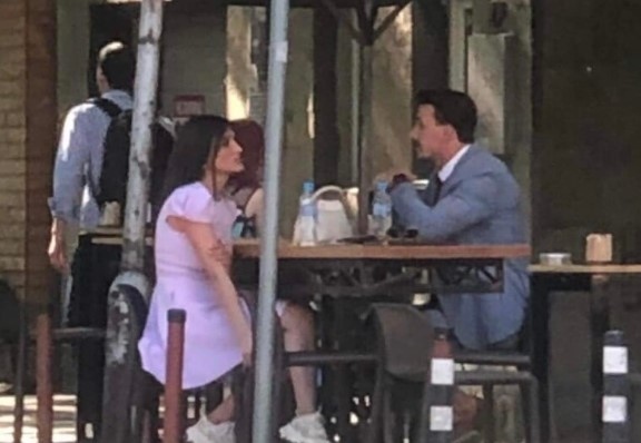 Във Фейсбук се появи направена в центъра на София Двамата